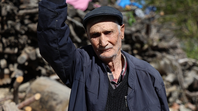 94 yaşındaki Salih Amca gençlere taş çıkarıyor