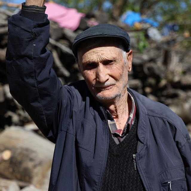 94 yaşındaki Salih Amca gençlere taş çıkarıyor