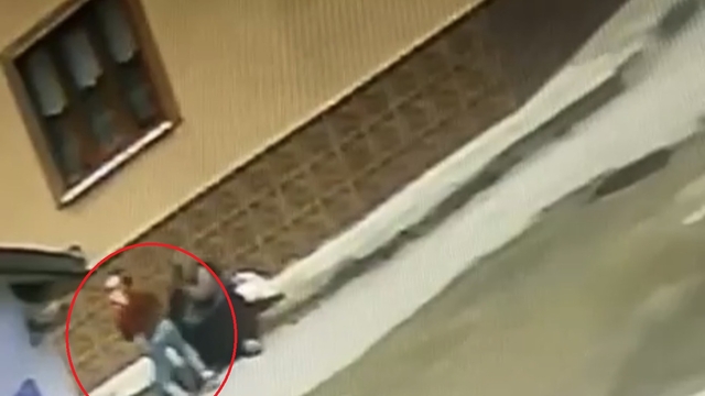 Sahibinin boynundaki altınları çaldı; olay kamerada
