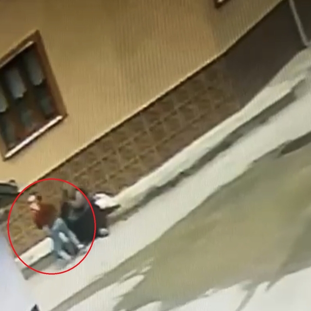 Sahibinin boynundaki altınları çaldı; olay kamerada