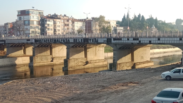 Köprüdeki dökülmüş yazı Mustafakemalpaşa'da bakımsızlığın sembolü oldu
Mustafakemalpaşa'nın göbeğinde rezalet, köprüde asılı ilçenin adı harf harf dökülüyor