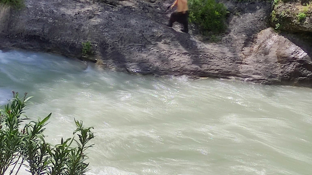Serinlemek için girdiği çayda akıntıya kapılarak kayboldu