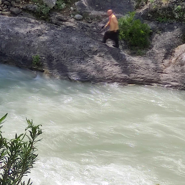 Serinlemek için girdiği çayda akıntıya kapılarak kayboldu