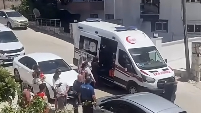 Didim'de damat, üç kişiyi bıçaklayıp kaçtı