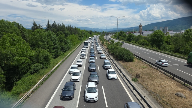 Kurban Bayramı tatilinin son gününde Düzce'de trafik durma noktasına geldi
Dönüşü son güne bırakan tatilcileri uzun araç kuyrukları karşıladı