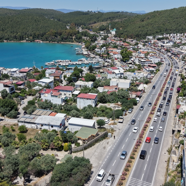 Muğla'daki kara yollarında tatilcilerin bayram dönüşü yoğunluğu sürüyor
