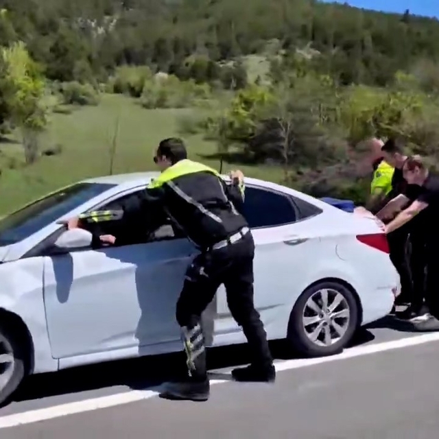 Bolu'da polis ekipleri kaza yapan aracı iterek trafiği rahatlattı