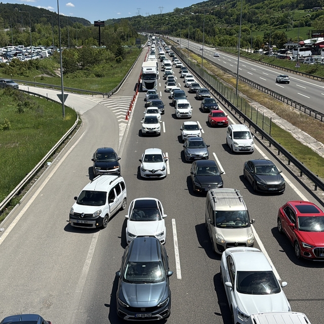 Bolu'da çocuklar, güler yüzleriyle bayram trafiğinde sıkışan tatilcilerin s...