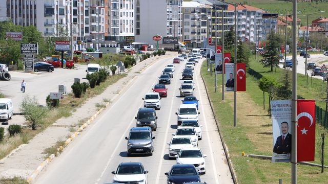 Afyonkarahisar-Antalya kara yolunda 'tatil dönüşü' yoğunluğu