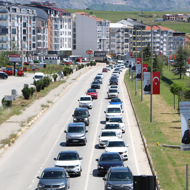 Afyonkarahisar-Antalya kara yolunda 'tatil dönüşü' yoğunluğu