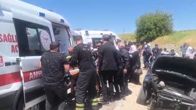 Batman'da otomobil, istinat duvarına çarptı; 6 yaralı