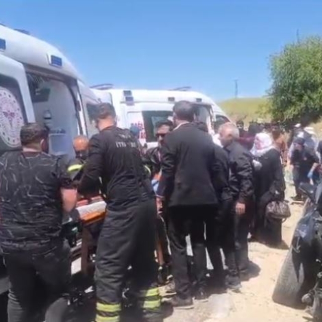 Batman'da otomobil, istinat duvarına çarptı; 6 yaralı