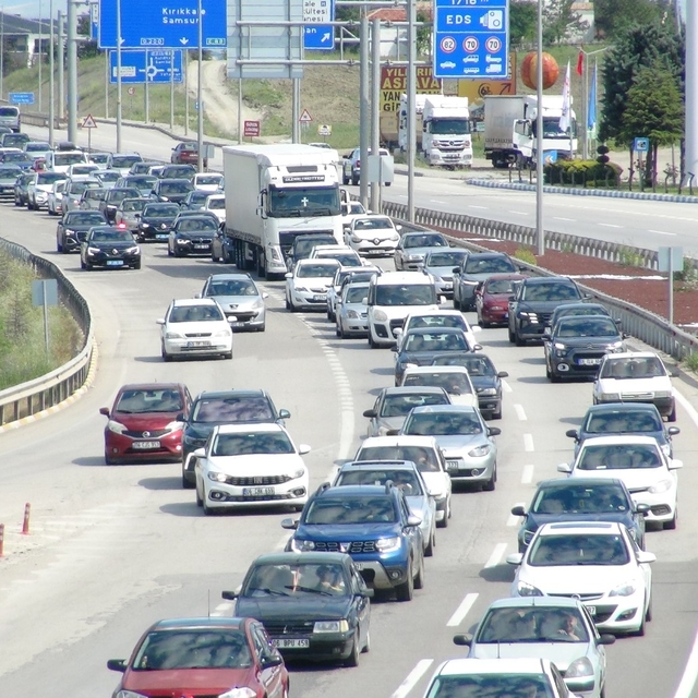 'Kilit kavşak' Kırıkkale'de bayram dönüşü trafiği