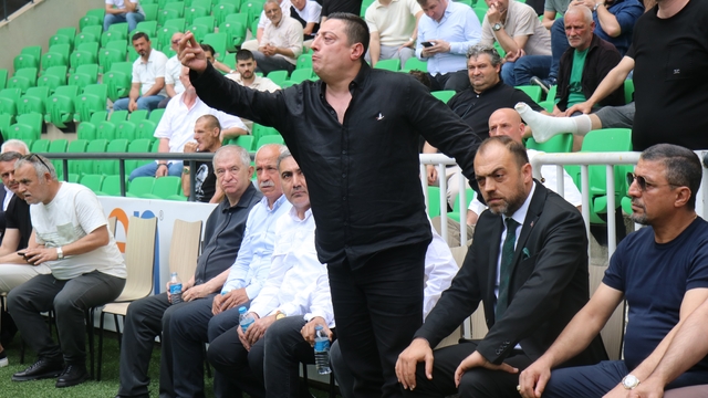 Sakaryaspor kongresinde arbede: Seçim ertelendi
Başkan Enes Zengin: "Kim olduğunu bilmediğimiz birine Sakaryaspor'u emanet edemeyiz"