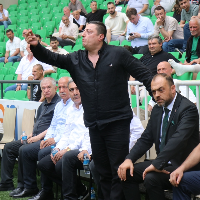 Sakaryaspor kongresinde arbede: Seçim ertelendi
Başkan Enes Zengin: "Kim ol...