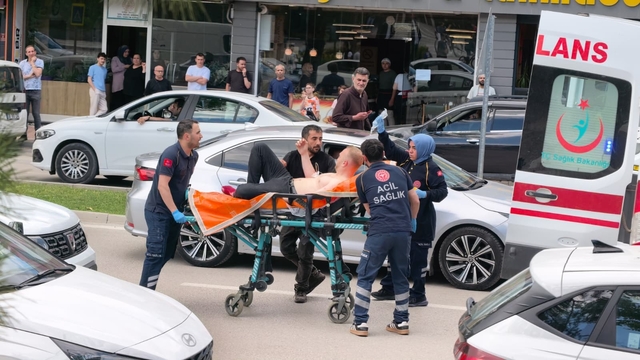 Bursa'da bıçaklı 'yol verme' kavgası: 1'i polis 5 yaralı