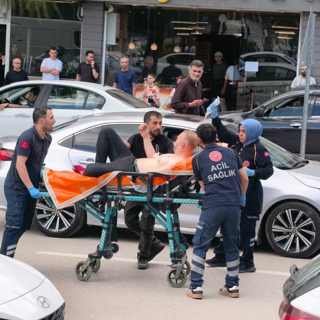 Bursa'da bıçaklı 'yol verme' kavgası: 1'i polis 5 yaralı