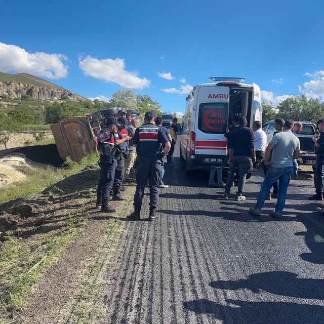 Asfalt çalışmasında kamyon devrildi, sürücü yaralandı