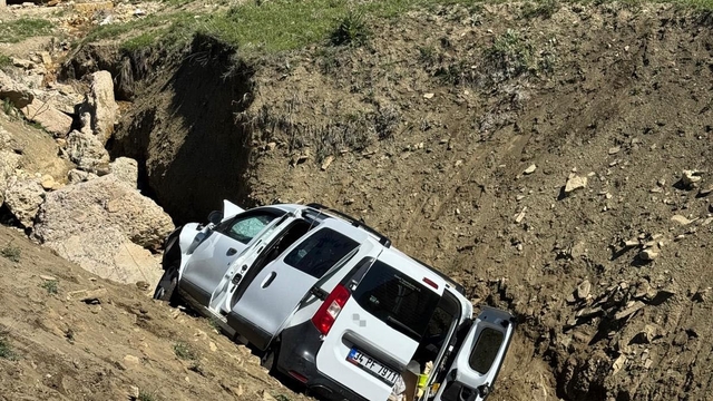 Muş'ta çaya düşen otomobildeki 1 kişi yaralandı