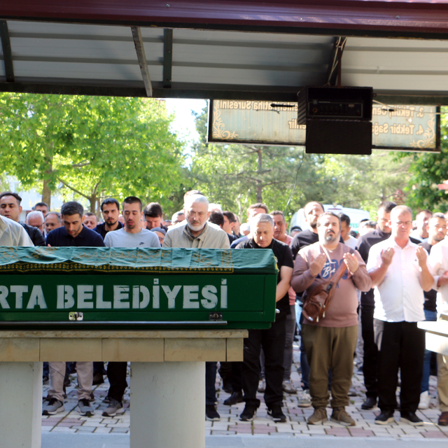Profesör ile 3 kişi, zincirleme kazada hayatını kaybetti (2)