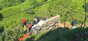 Rize'de çay bahçesine devrilen kamyonetin sürücüsü yaralandı