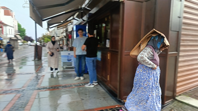 Edirne'de sağanak yağış: Vatandaşlar karton ve poşetle yağmurdan korunmaya çalıştı