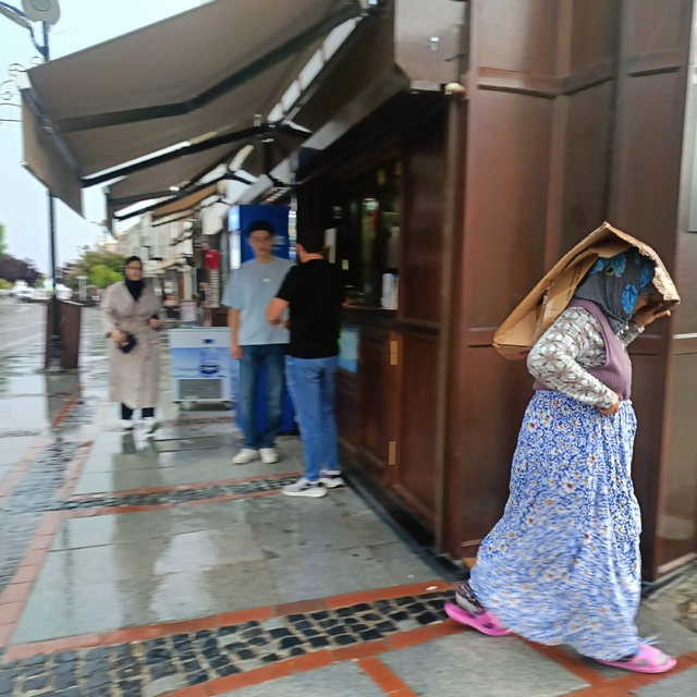 Edirne'de sağanak yağış: Vatandaşlar karton ve poşetle yağmurdan korunmaya...