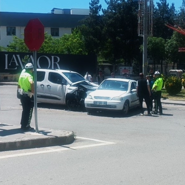 Batman'da hafif ticari araç ile otomobil çarpıştı: 3 yaralı