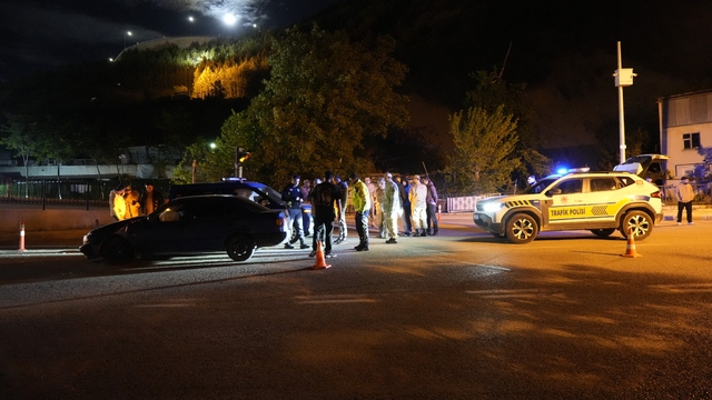 Gümüşhane'de alkollü sürücü jandarma aracına çarptı, ehliyetine el konuldu