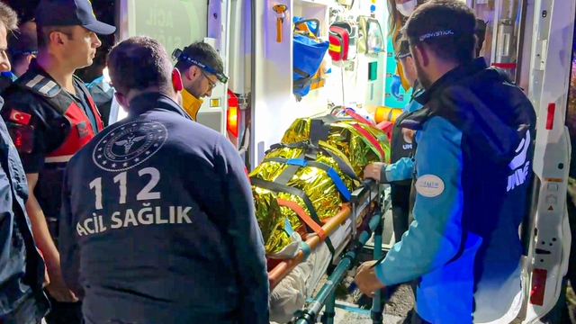 Yamaç paraşütüyle dere yatağına düşen vatandaş 5 saatlik çalışmayla kurtarıldı