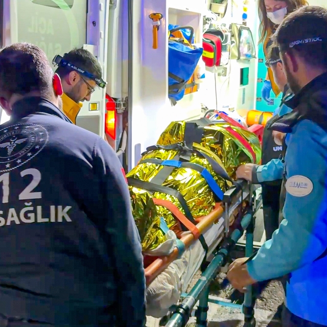 Yamaç paraşütüyle dere yatağına düşen vatandaş 5 saatlik çalışmayla kurtarı...