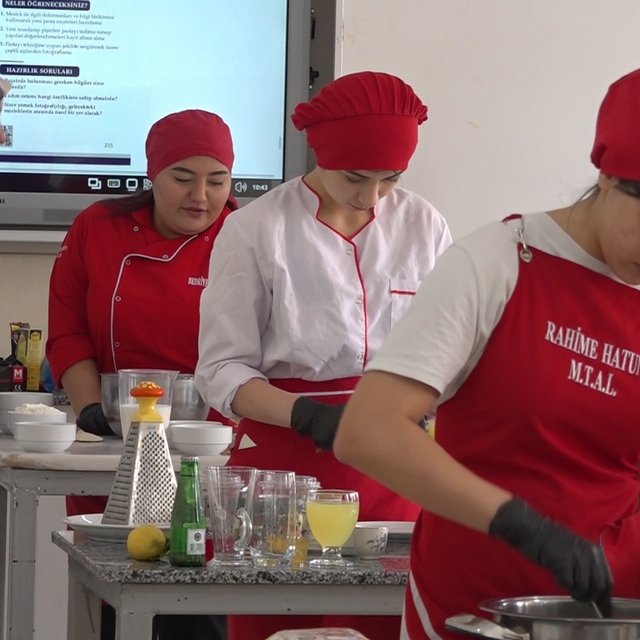 Geleceğin şeflerini yetiştiren meslek lisesinde öğrenciler üreterek hem öğr...