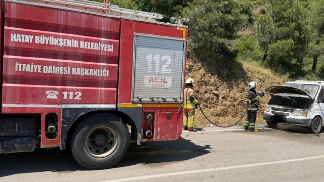Hatay'da seyir halindeki otomobil alevlere teslim oldu