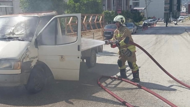 Hatay'da seyir halindeki kamyonet alevlere teslim oldu