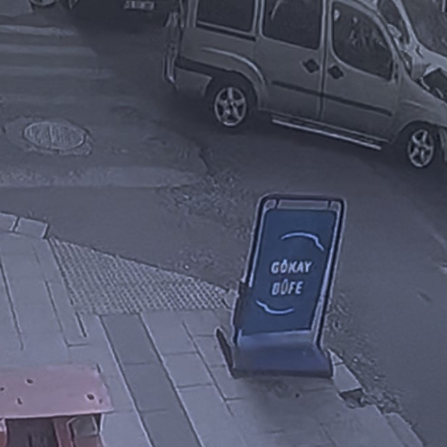 Ters yönden çıkan aracın kazaya karıştığı anlar kamerada
