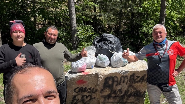 Kütahya'da kirlenen mesire alanını Eskişehirli motosiklet grubu temizledi
Bayram tatilcileri kirletti, motosikletli doğaseverler temizledi
Duyarsız vatandaşlar kirletti, Eskişehirli motosikletliler temizledi