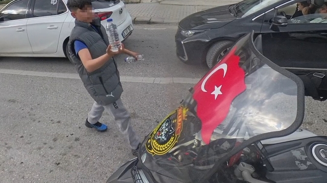 Su satan çocuk, camında Türk bayrağı olan motosikletliye su hediye etmek istedi
Çocuk ile motosiklet sürücüsü arasında geçen diyalog görenleri tebessüm ettirdi
"Abi susamışsındır, sen benim Türk bayrağımı taşıyorsun"