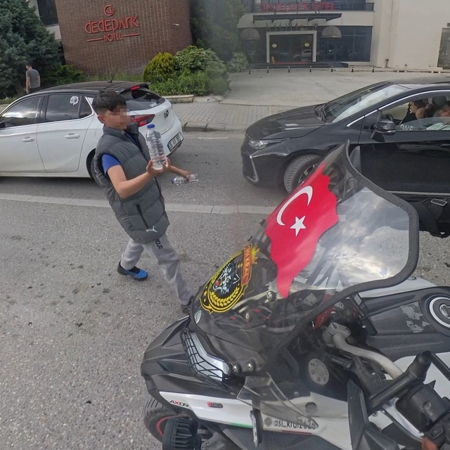 Su satan çocuk, camında Türk bayrağı olan motosikletliye su hediye etmek is...