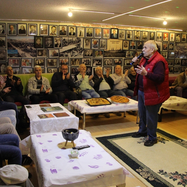 Derneğin duvarlarını kaplayan ilginç koleksiyon: Vefat eden 750 kişinin hat...