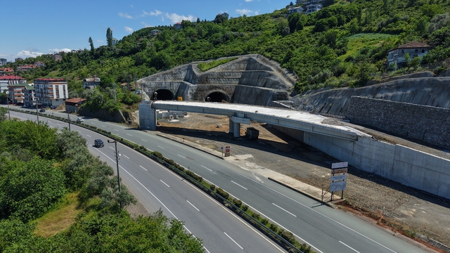 Trabzon'un 30 yıllık hayali olan Güney Çevre Yolu Projesi'nde çalışmalar sürüyor
Büyükşehir Belediye Başkanı Ahmet Metin Genç:
"Şehrin yaklaşık 30 yıldır konuştuğu bir projeydi; Her şey yolunda giderse 16,5 kilometrelik kısmı 3 yılın sonunda hizmete girecek"
