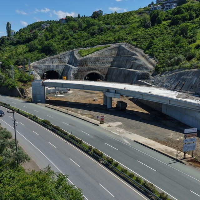 Trabzon'un 30 yıllık hayali olan Güney Çevre Yolu Projesi'nde çalışmalar sü...