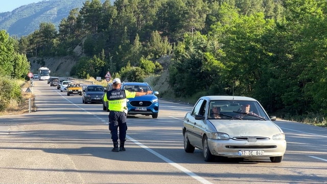 Isparta-Antalya kara yolunda jandarmadan kesintisiz denetim
Radar uygulamasında hız kuralarına uymayan sürücülere ceza