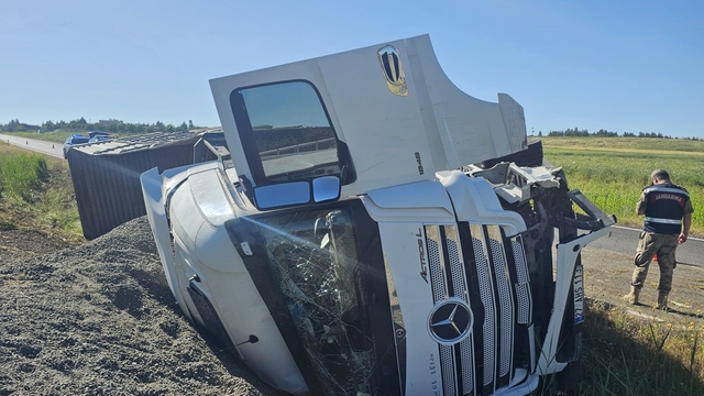 Batman'da kamyon ile otomobil çarpıştı: 3 yaralı