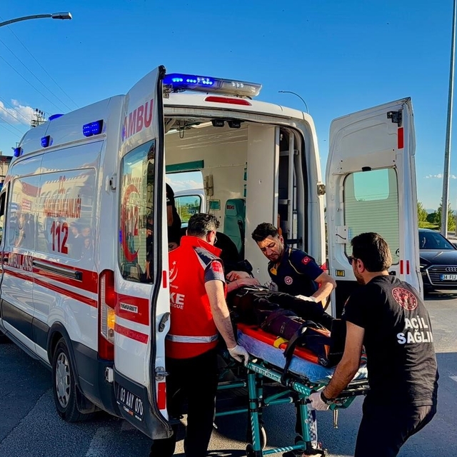 Otomobilin tur otobüsüne çarptığı kazada faciadan dönüldü