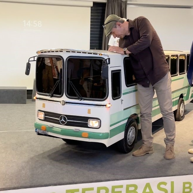 Hayranı olduğu otobüsü minyatüre dönüştürdü
Gerçek motoru olan minyatür oto...