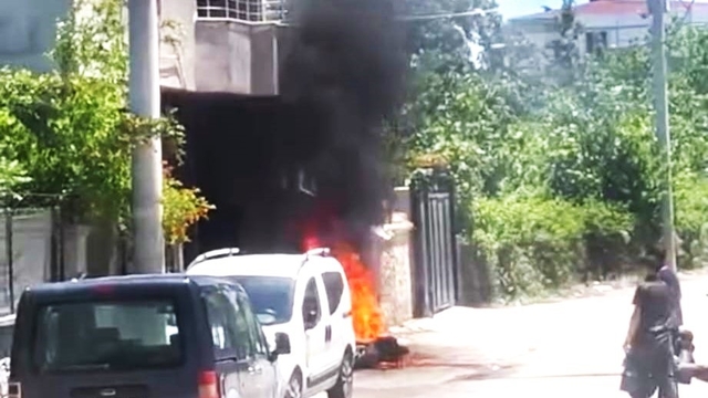 Batman'da park halindeki motosiklet küle döndü