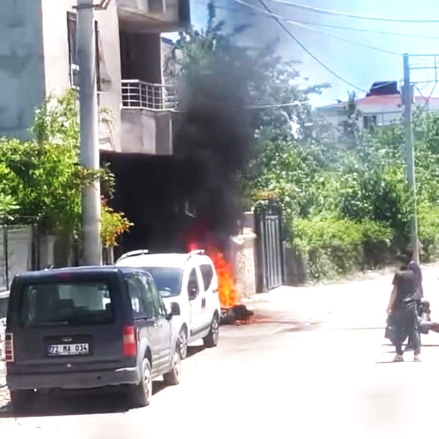 Batman'da park halindeki motosiklet küle döndü