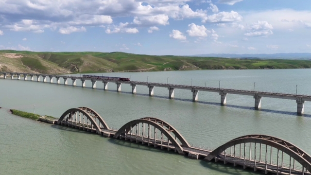 Batman'da bir kısmı su altında kalan tarihi köprü, dronla görüntülendi