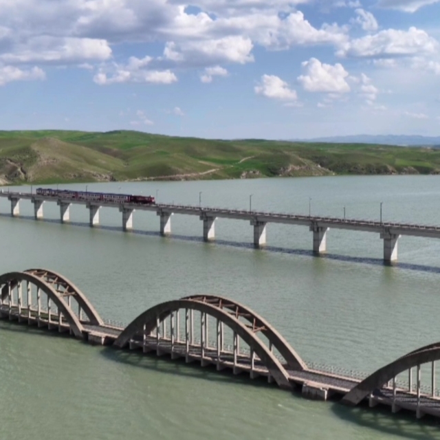 Batman'da bir kısmı su altında kalan tarihi köprü, dronla görüntülendi