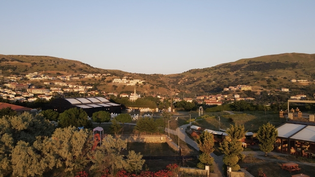 Türkiye'nin en büyük adası Gökçeada'da sezonu açtı, misafirlerini bekliyor
Bayram ile sezonu açan Gökçeada misafirlerini bekliyor